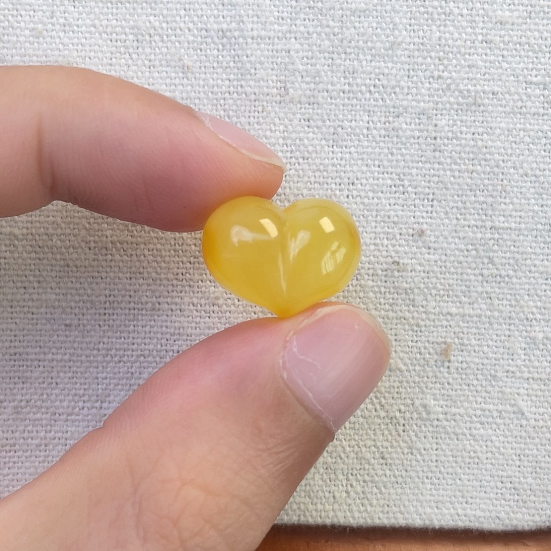 郭***二琥珀未镶嵌珠宝奇石屁桃