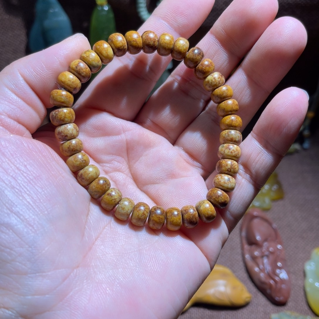 一***间蛇纹石玉未镶嵌颈饰