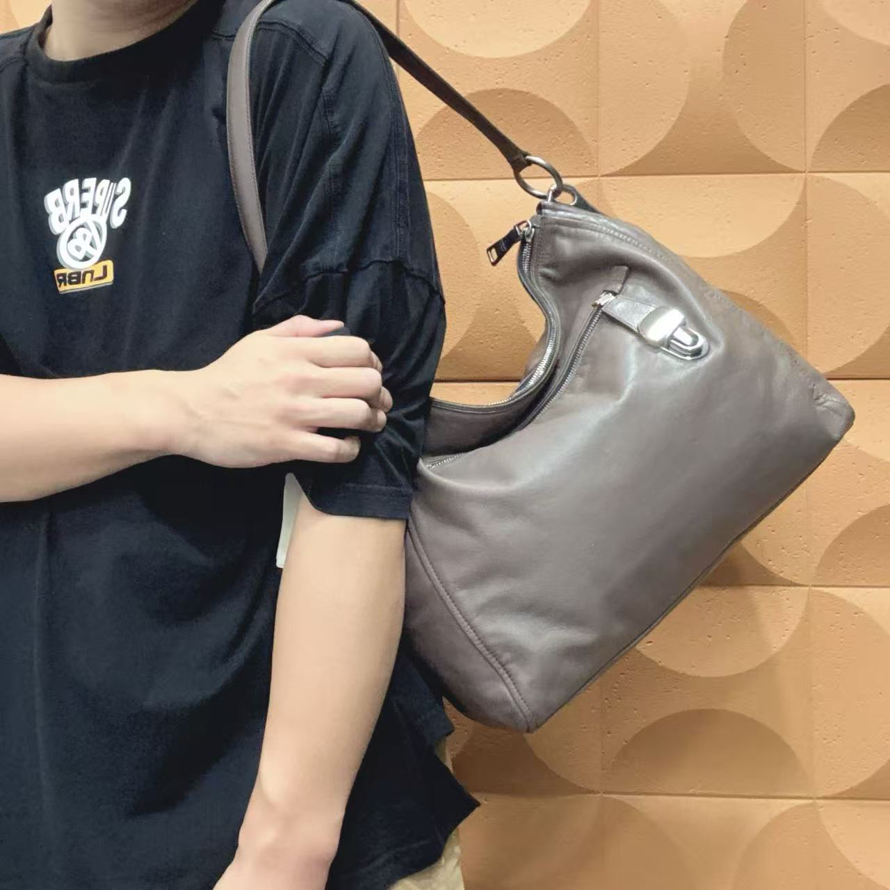 95新 Prada/普拉达 【胖】44 0922 全皮腋下单肩包