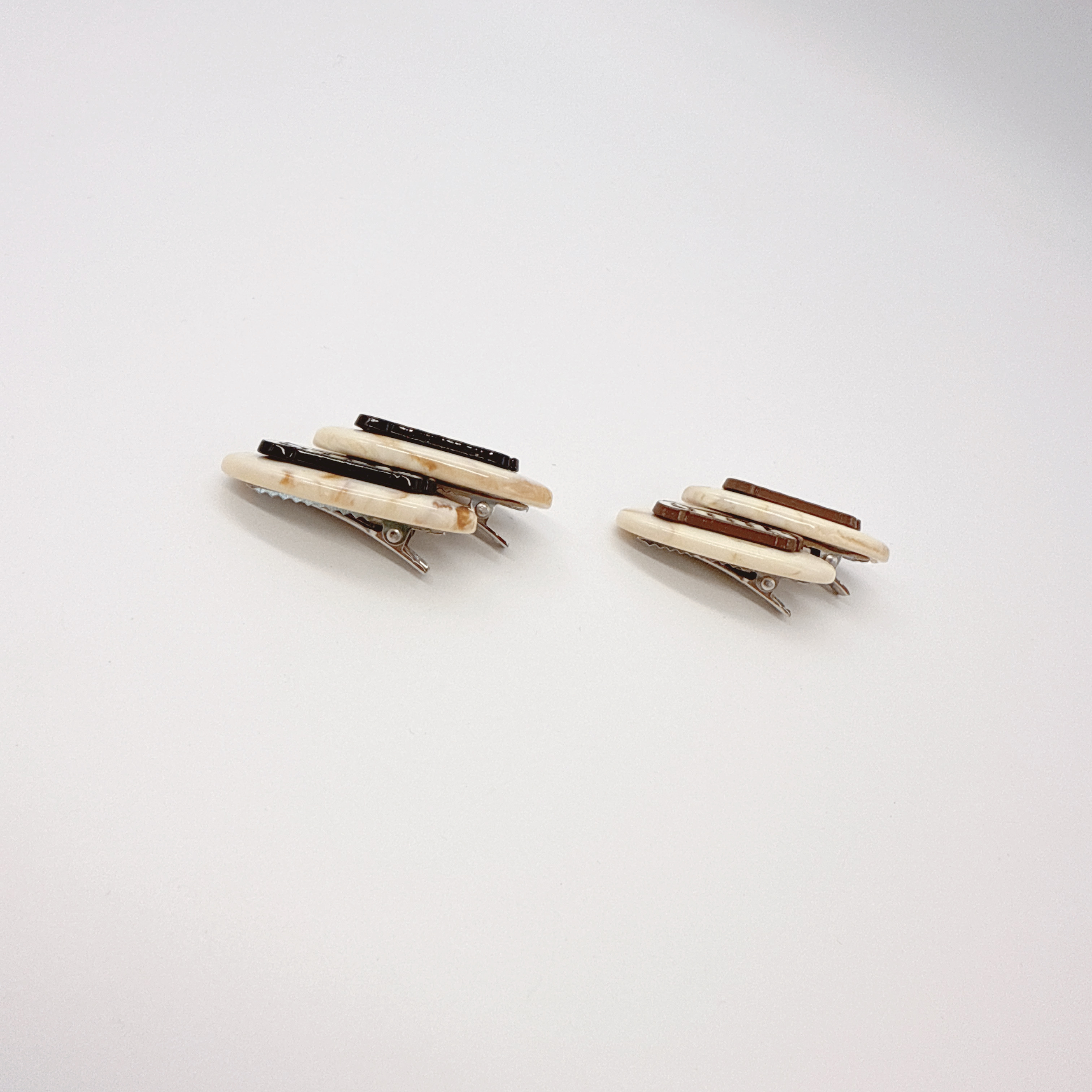 Mi33  太妃牛奶字母鸭嘴夹 Y08058D2-4 