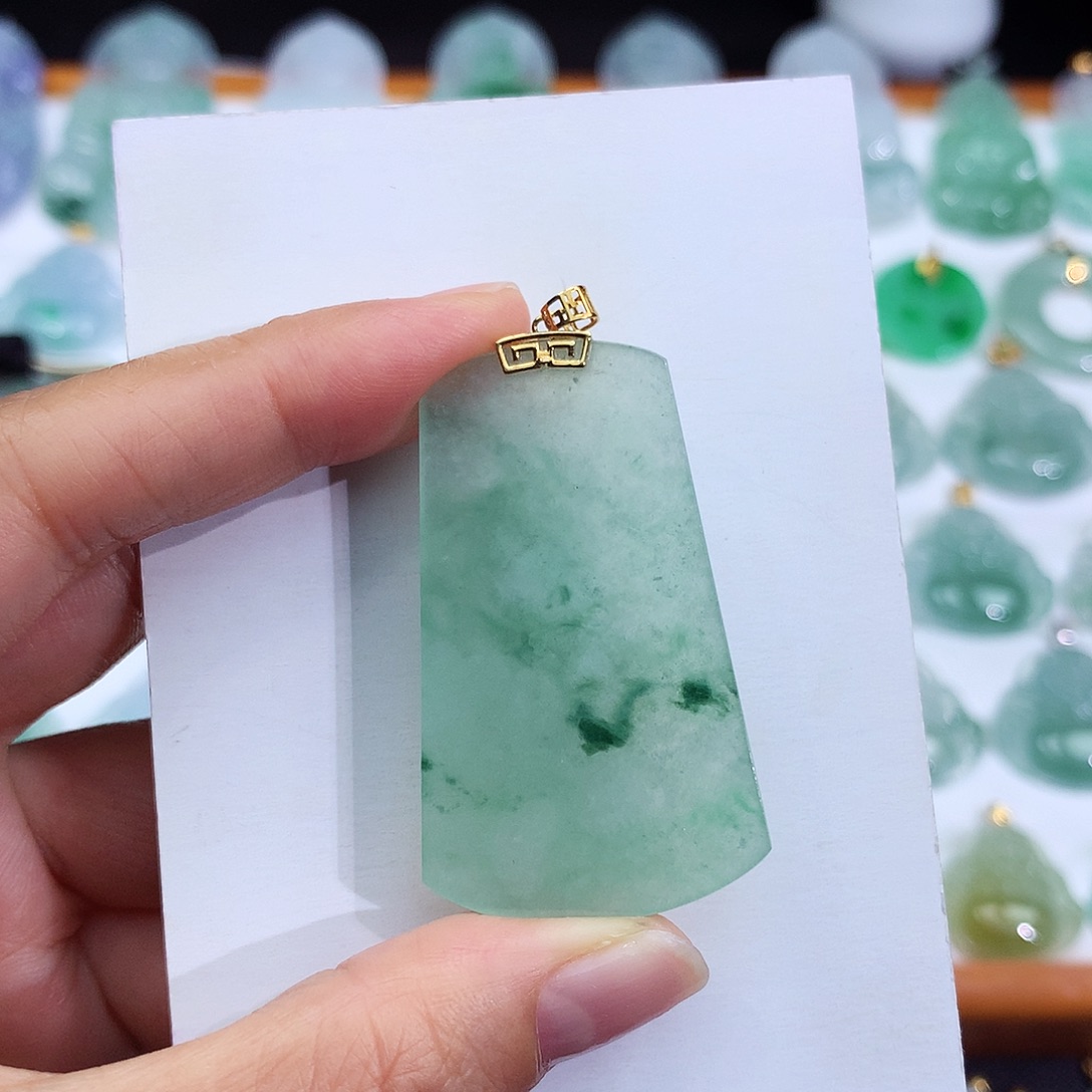 翡翠18K金镶嵌颈饰翡翠吊坠