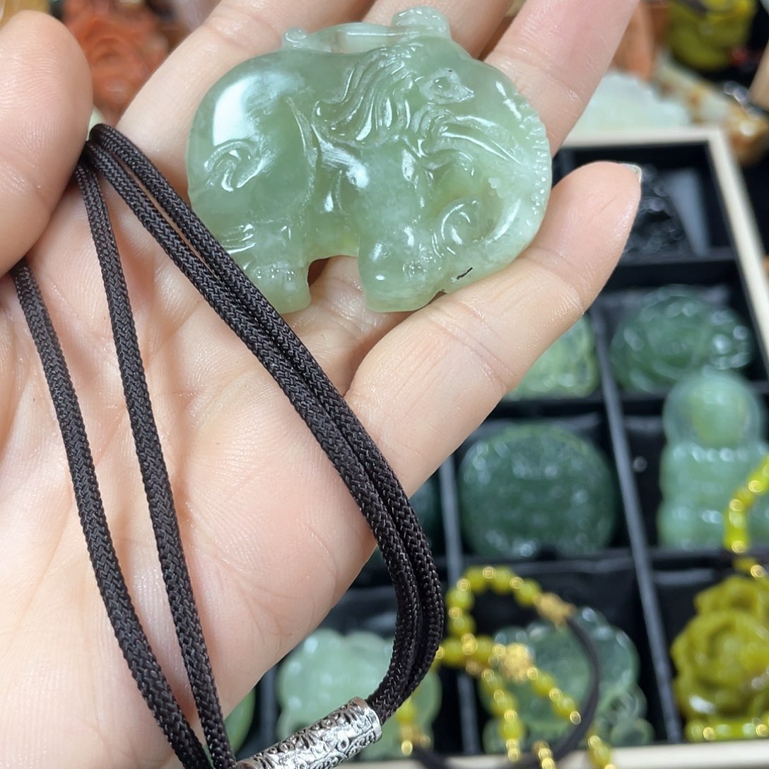 蛇纹石玉颈饰未镶嵌