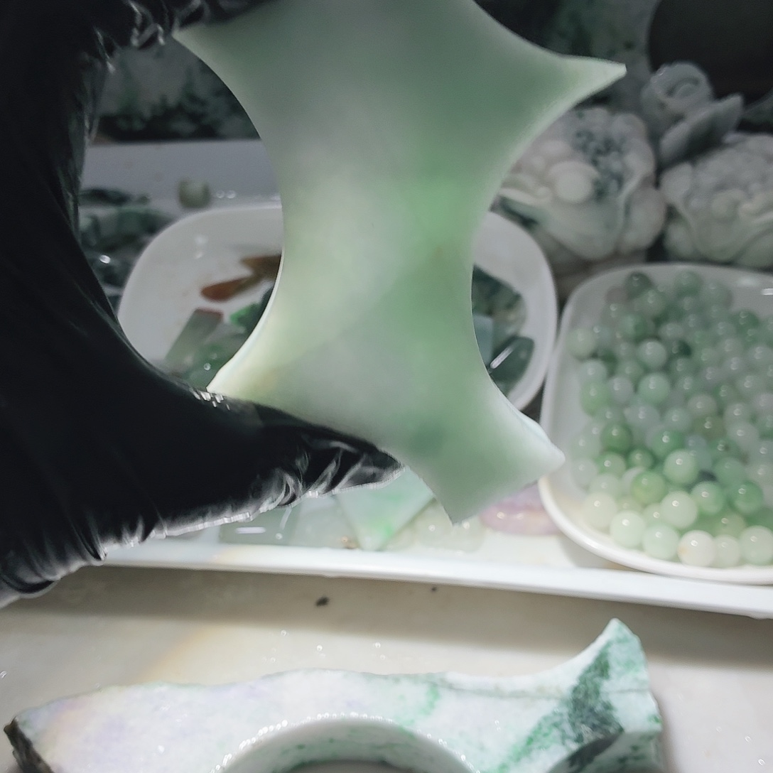 翡翠未镶嵌颈饰边角料