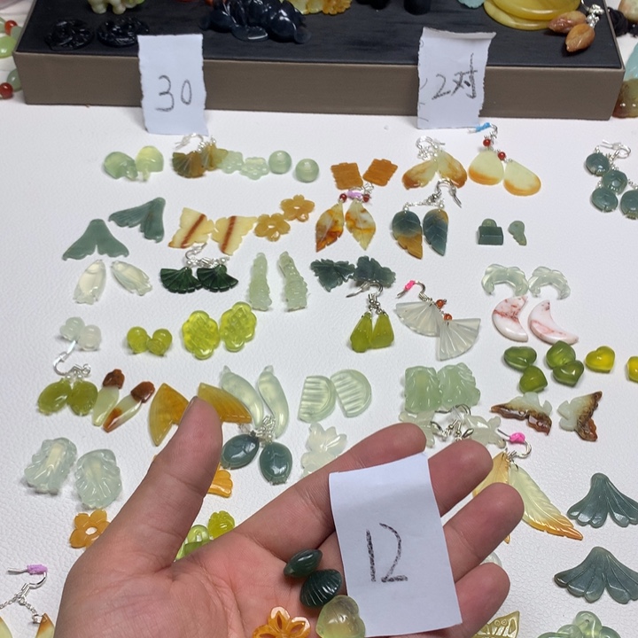 蛇纹石玉耳钉足银镀金镶嵌一***界