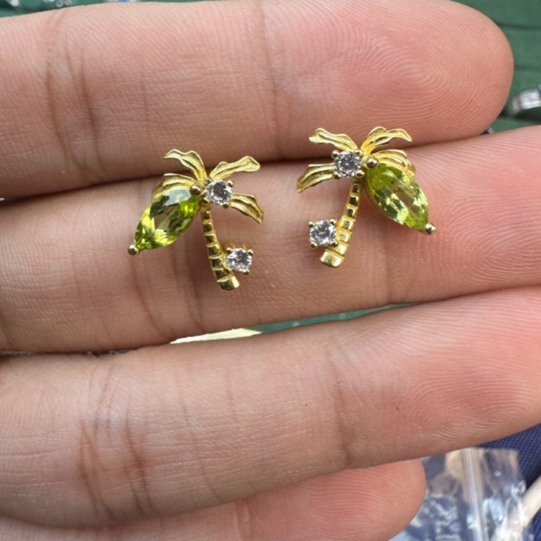 天然橄榄石耳钉通体S925银镶嵌