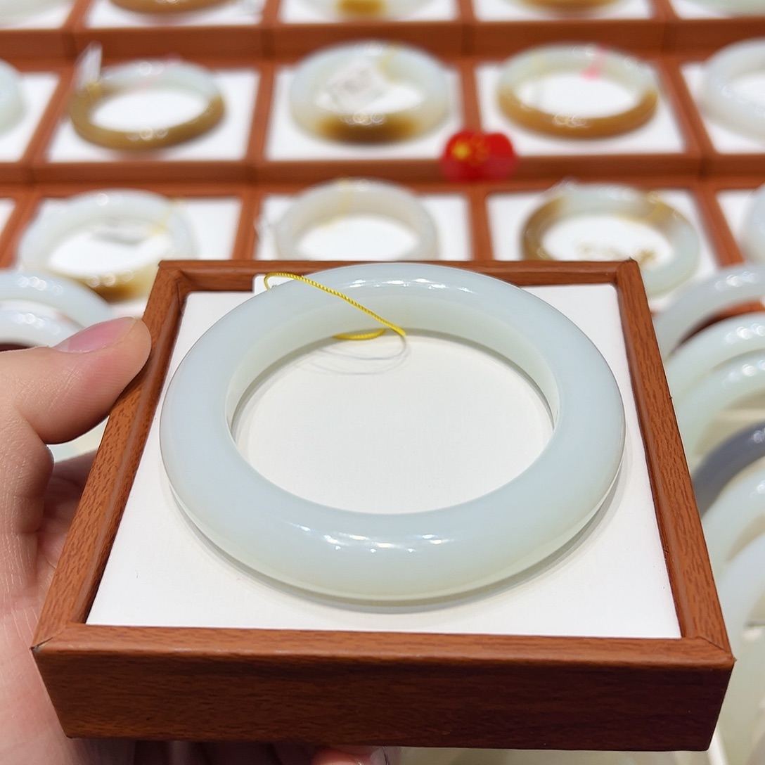 和田玉手镯未镶嵌羊脂白玉