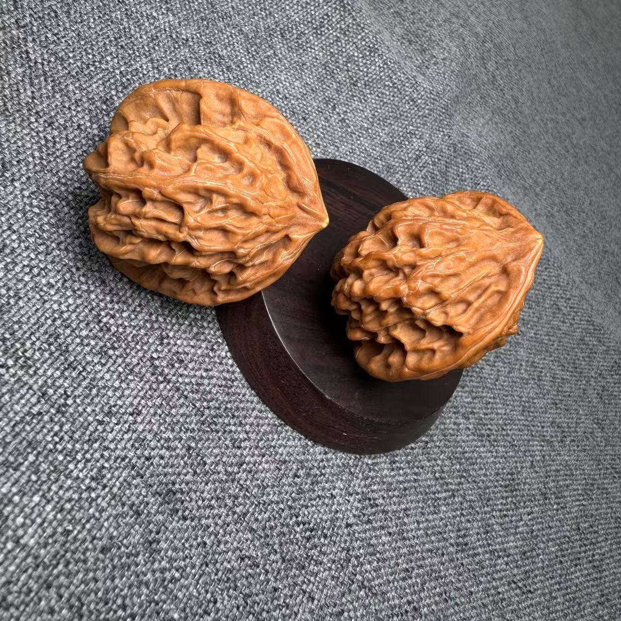 原色纹路核桃手把件一对