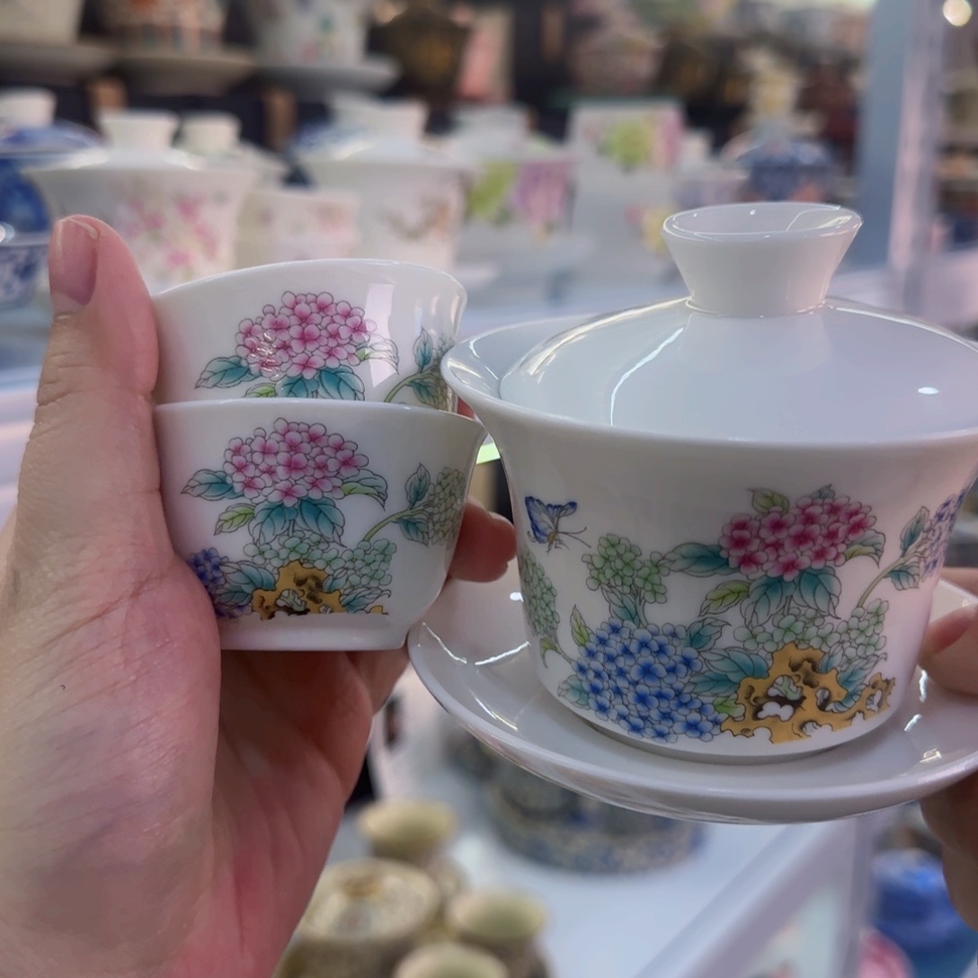 瓷片盖碗很精致很好看