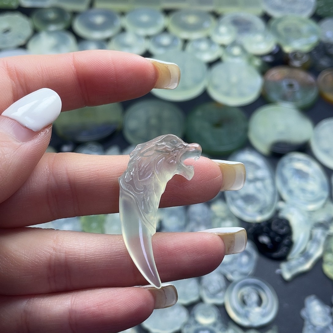 岫玉未镶嵌颈饰狼牙