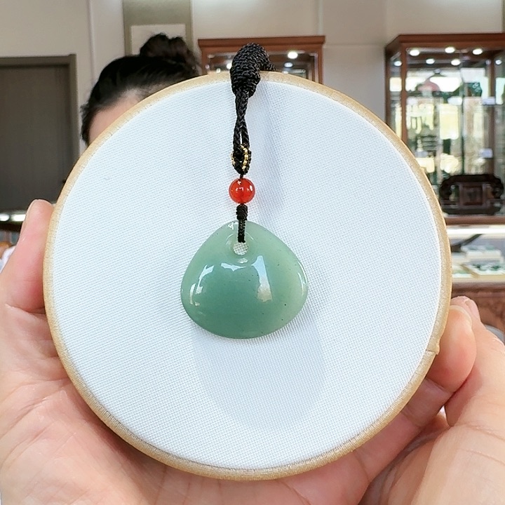 密玉（石英质玉）吊坠合金