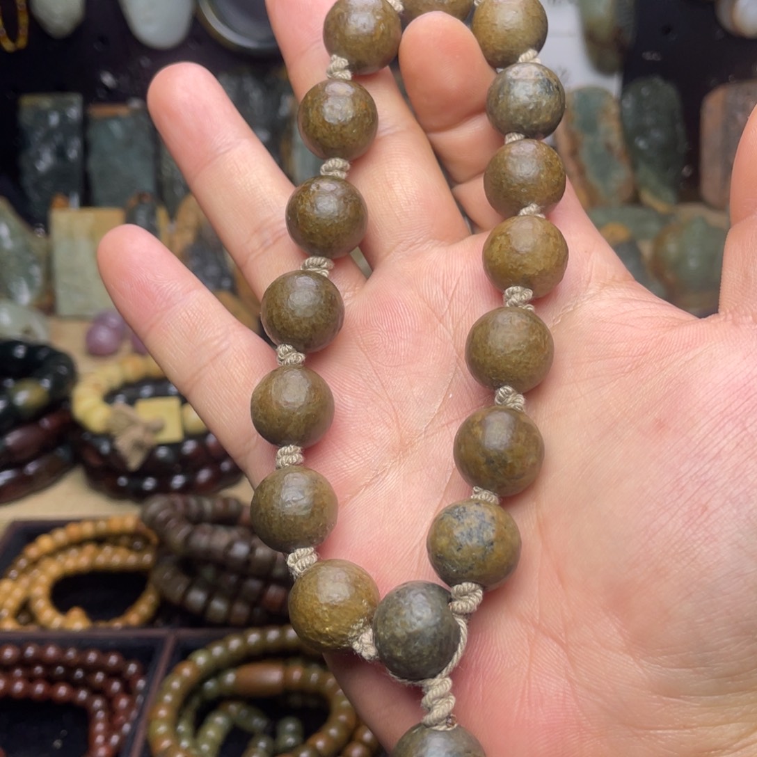 岫岩河磨玉（透闪石质玉）未镶嵌颈饰卡16手持