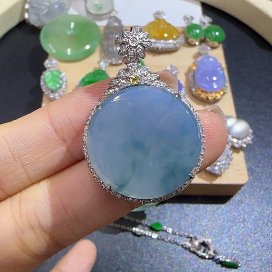 颈饰18K金镶嵌翡翠精品