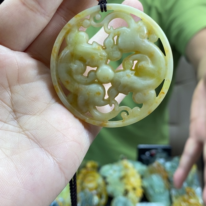 未镶嵌蛇纹石玉颈饰