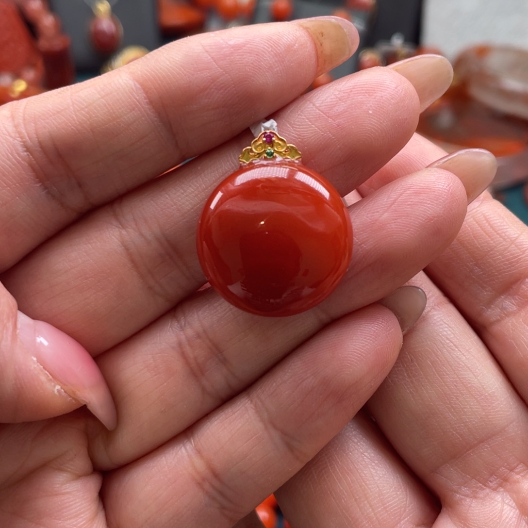 南红玛瑙18K金镶嵌川料南红满红圆牌吊坠