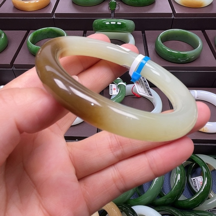 和田玉未镶嵌手镯