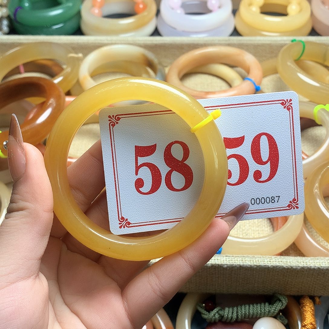 未镶嵌石英质玉（黄龙玉）手镯