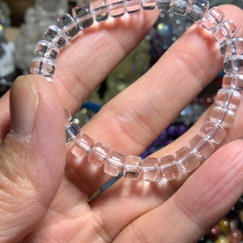 手持未镶嵌水晶7mm桶珠直切手串