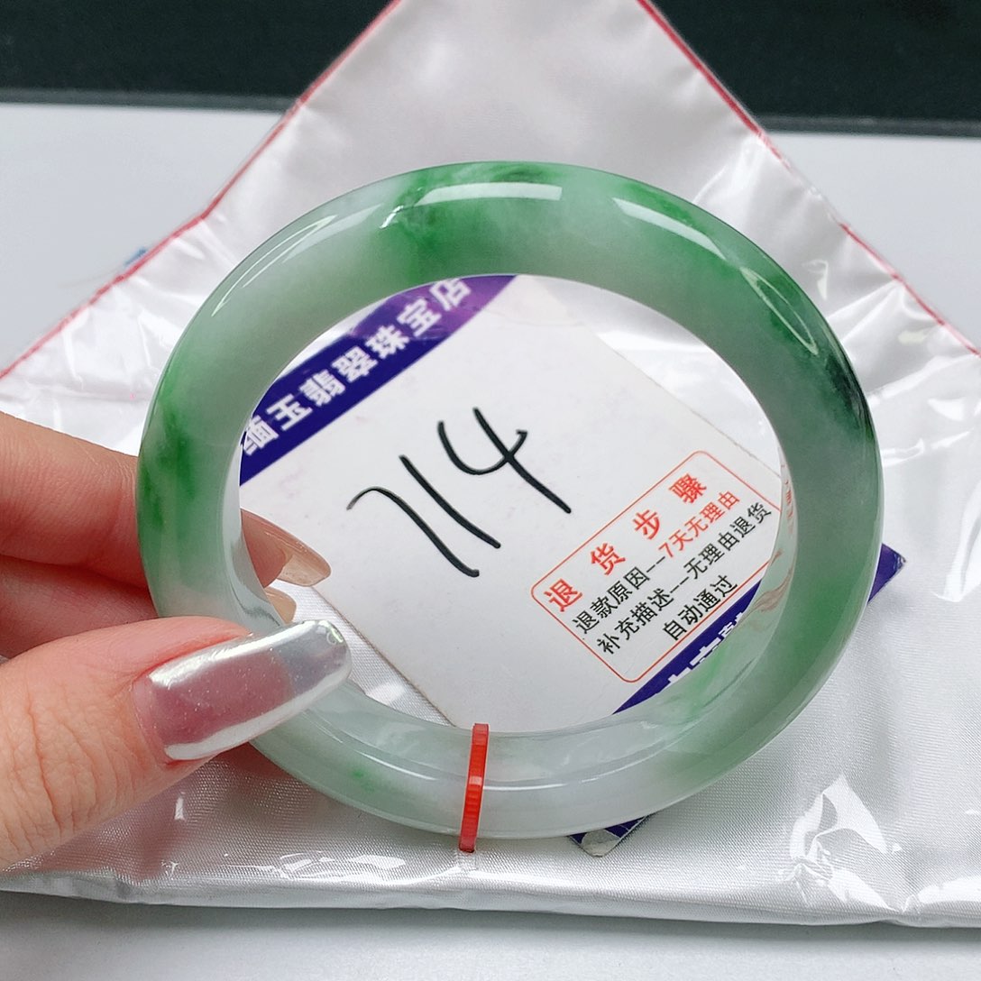 翡翠手镯未镶嵌翡翠手镯