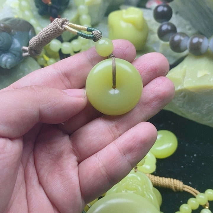 ****欣布新疆若羌黄玉小扣子