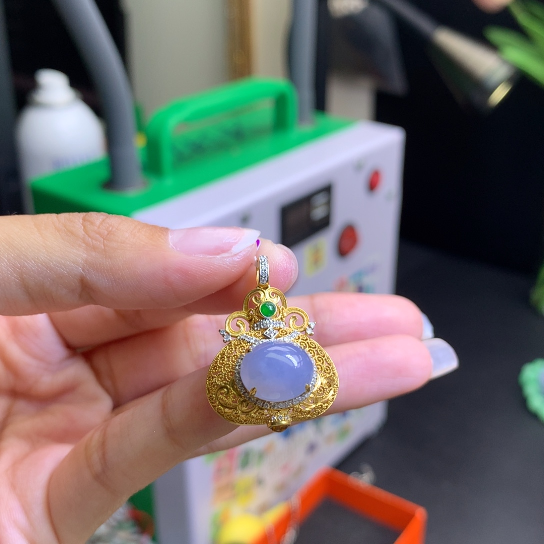 翡翠18K金镶嵌颈饰