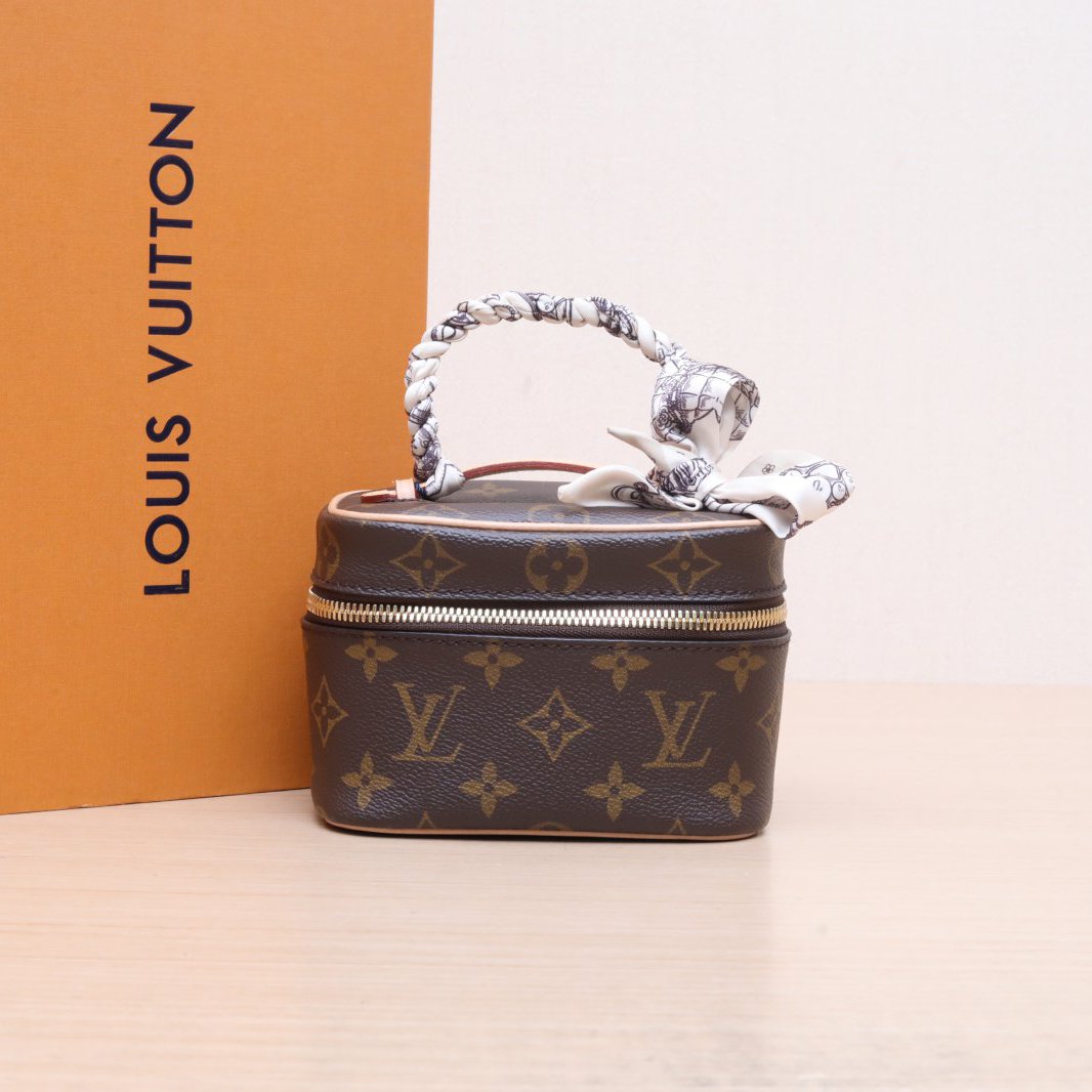 95新 LouisVuitton/路易威登 小花黑黑 化妆包 PVC 芯片 老花