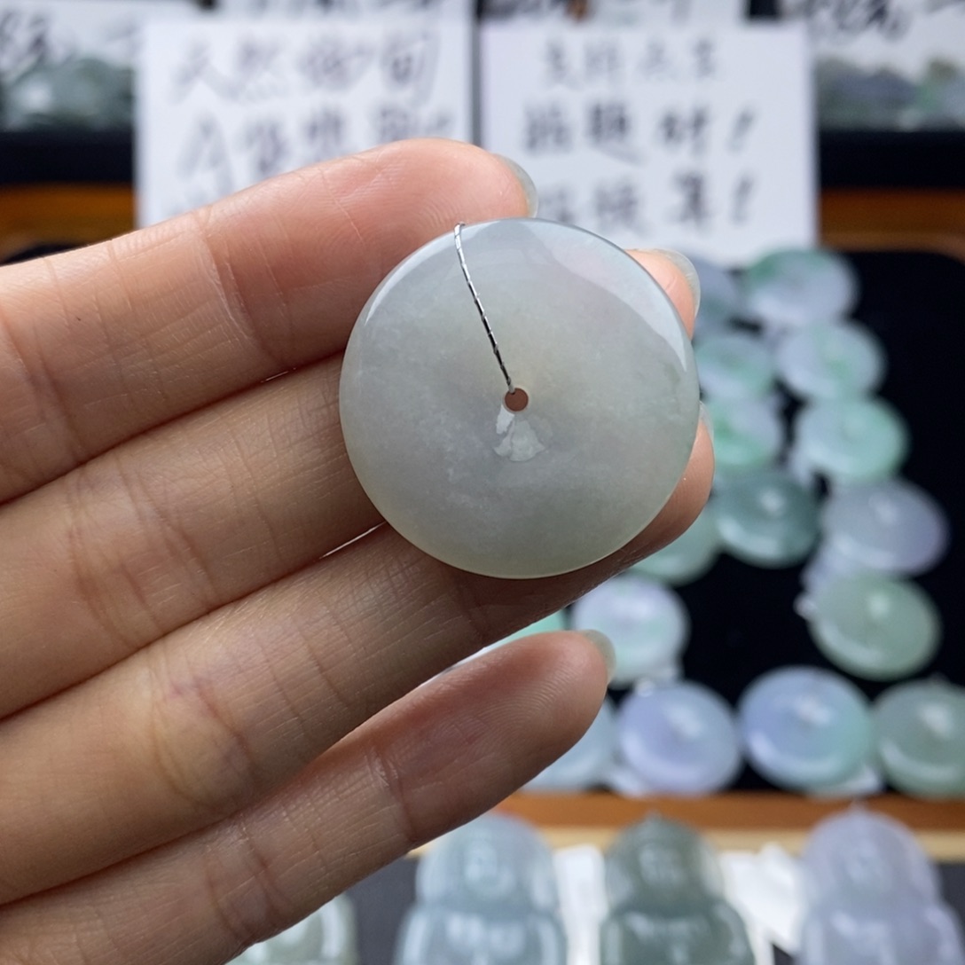 翡翠颈饰未镶嵌平安扣