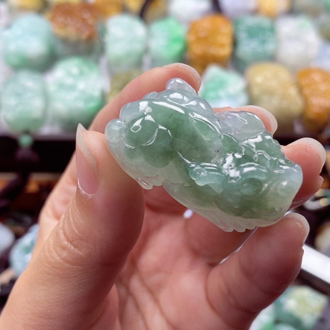 翡翠未镶嵌颈饰貔貅