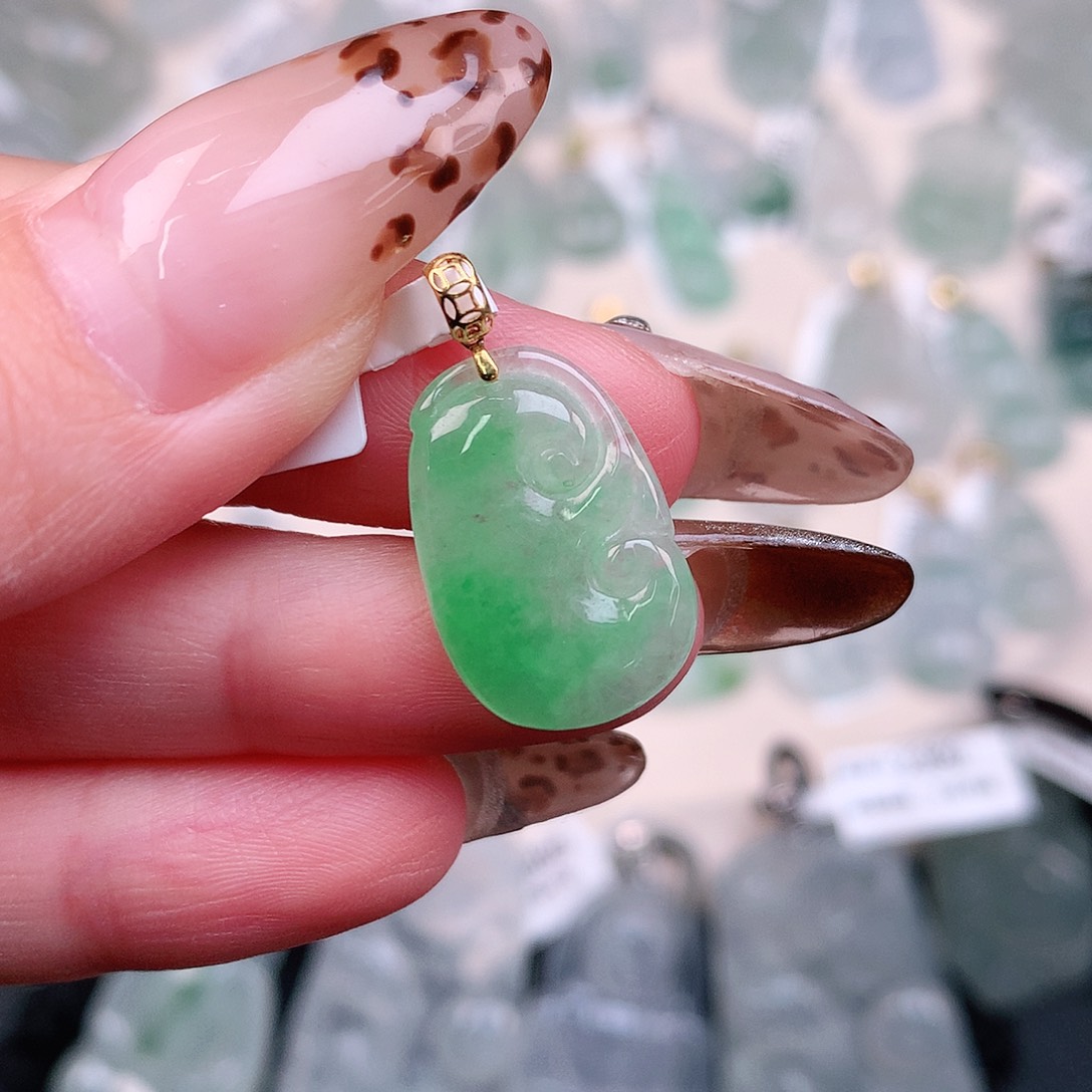 翡翠颈饰18K金镶嵌绿如意24.6、19、13，3.3