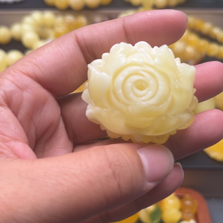 琥珀未镶嵌珠宝奇石M218号白蜡牡丹花