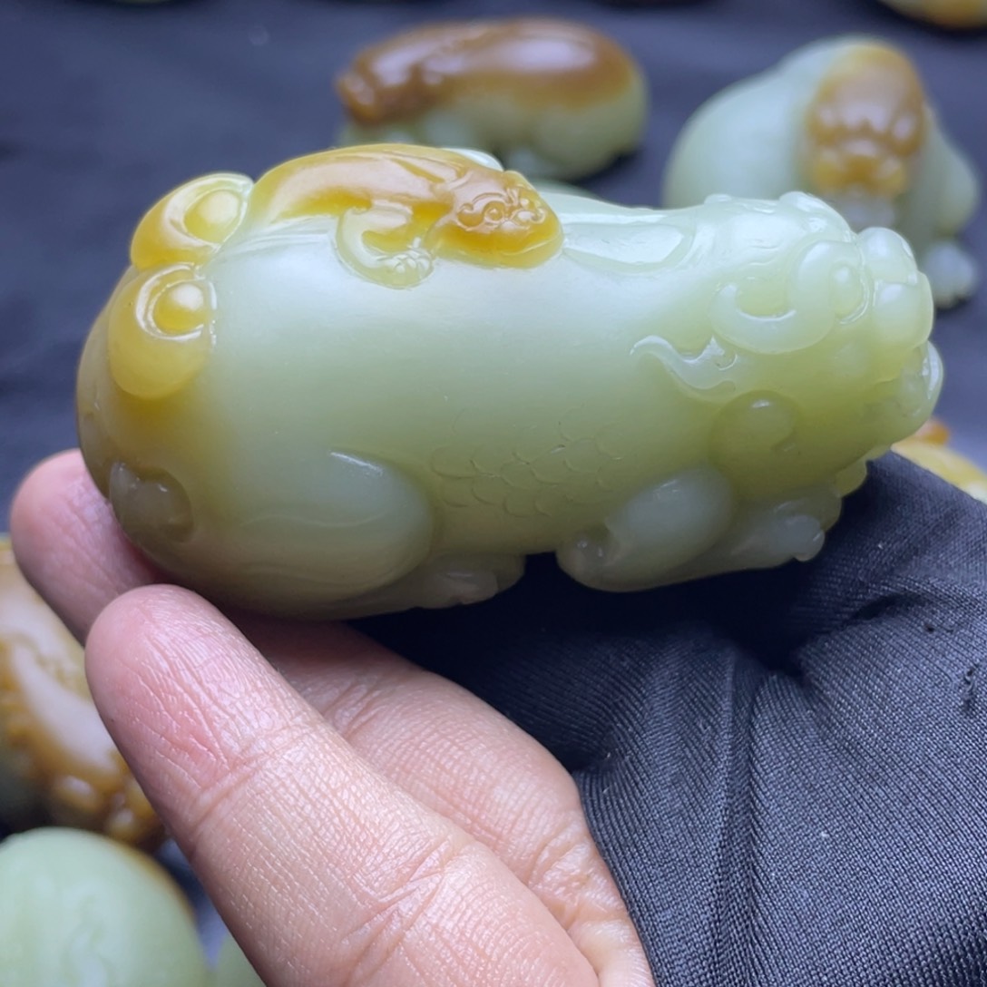 和田玉（糖玉）未镶嵌挂件一**际