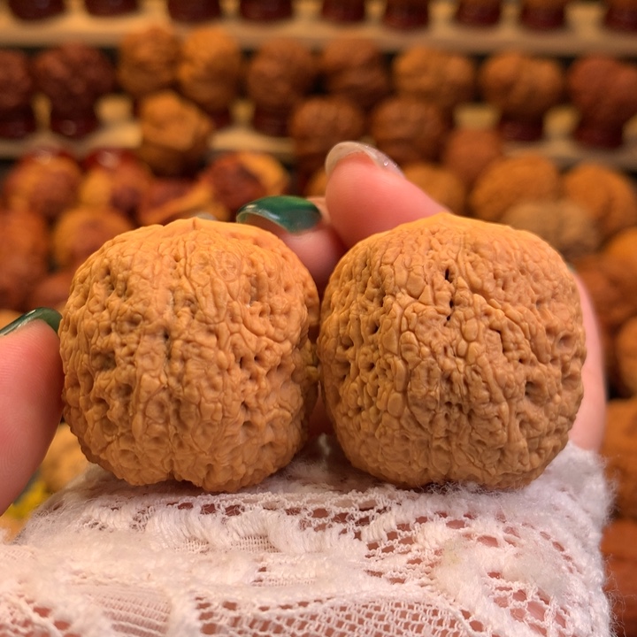 文玩核桃吊坠50……….