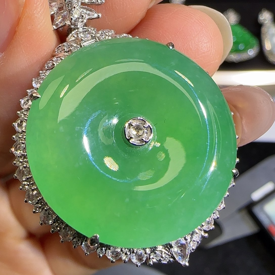 翡翠颈饰18K金镶嵌。