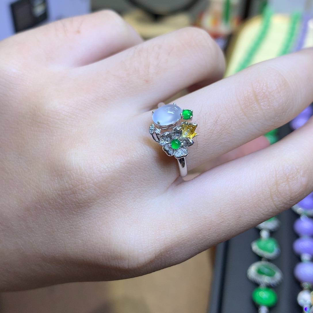 翡翠18K金镶嵌颈饰翡翠