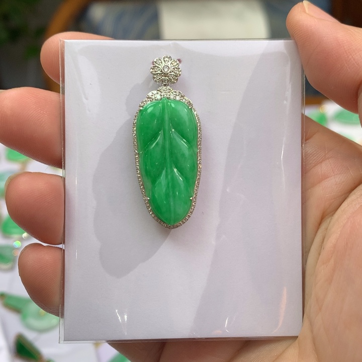 翡翠颈饰18K金镶嵌翡翠吊坠