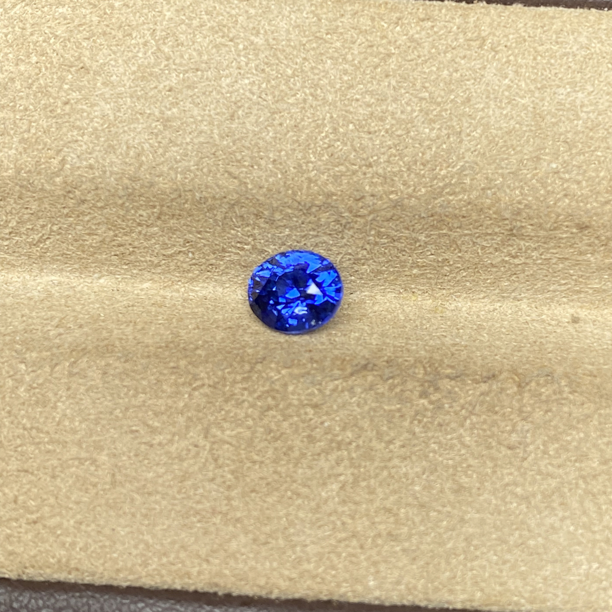 斯里兰卡矿区0.86克拉满火彩皇家蓝蓝宝石