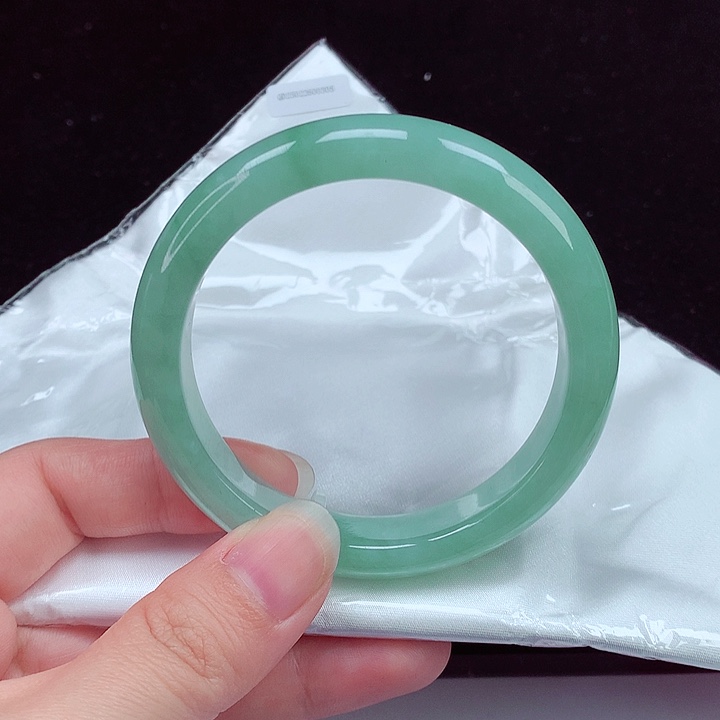 翡翠手镯未镶嵌翡翠