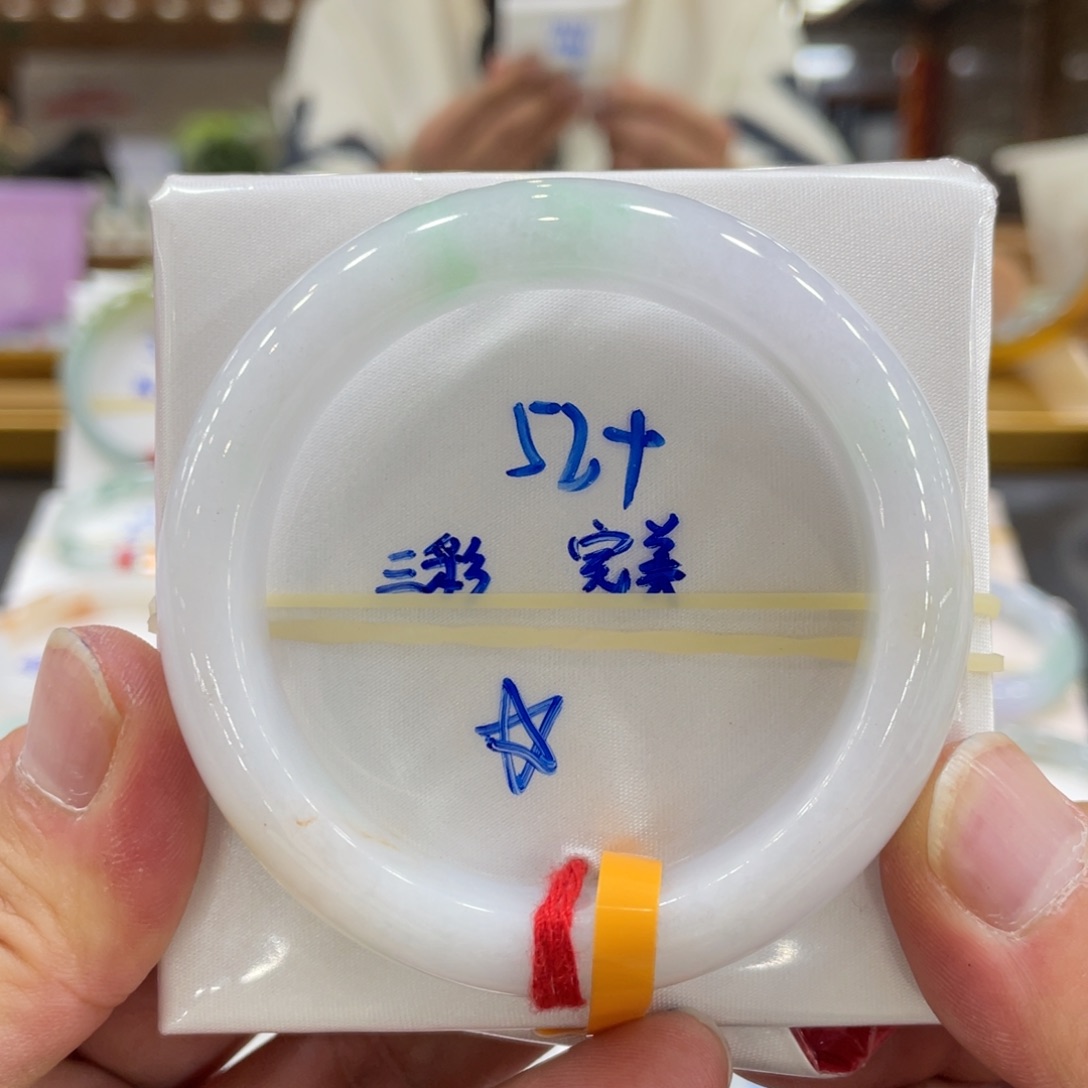 翡翠手镯未镶嵌翡翠