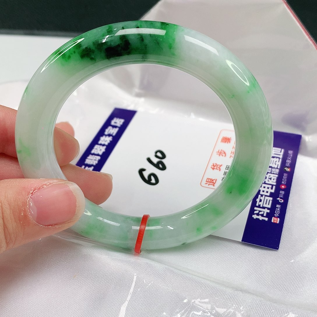 翡翠手镯未镶嵌翡翠