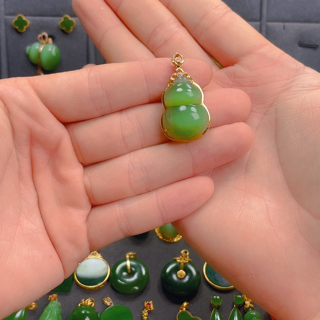 吊坠(不含链)18K金镶嵌和田玉（碧玉）