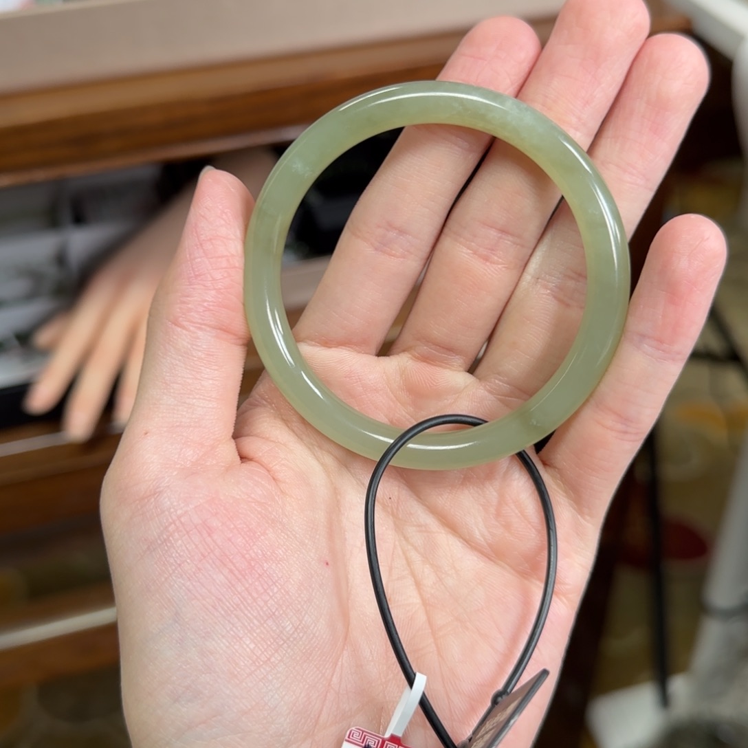 和田玉未镶嵌手镯