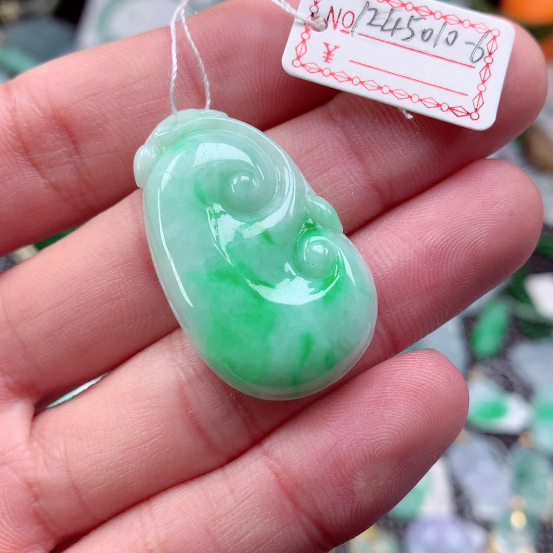 翡翠颈饰未镶嵌翡翠吊坠