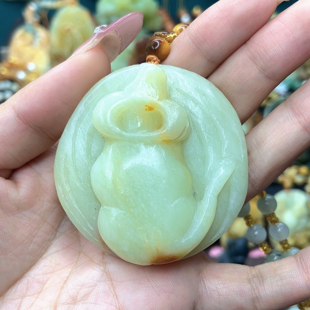 蛇纹石玉颈饰未镶嵌