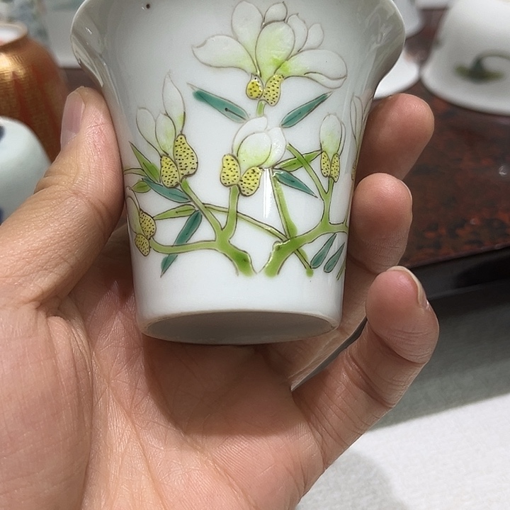 如***事瓷片精美的陶瓷摆件……