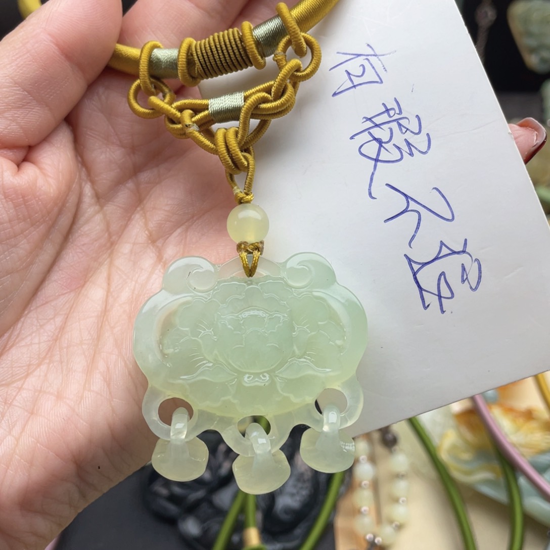 蛇纹石玉颈饰未镶嵌