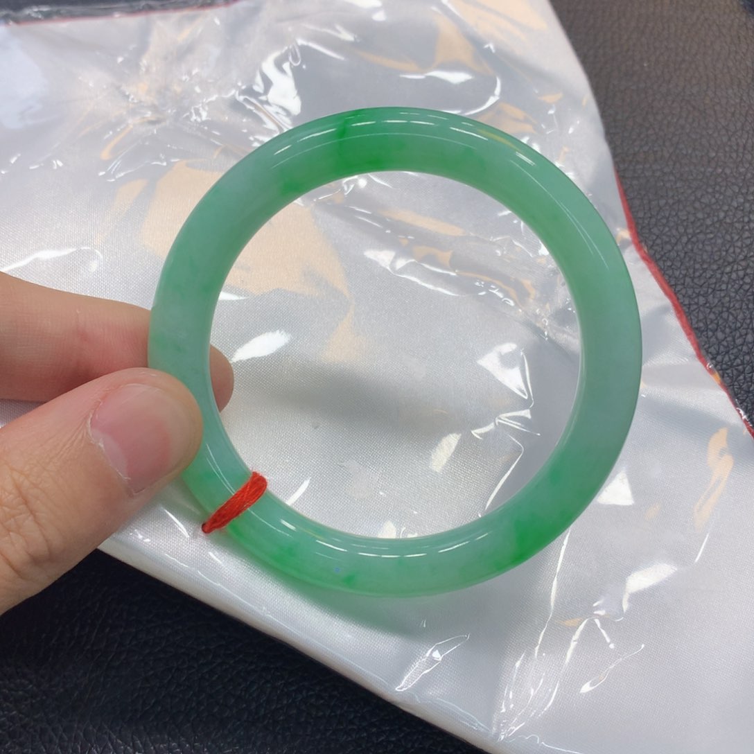 翡翠手镯未镶嵌翡翠