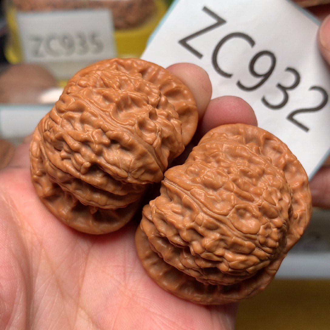 文玩核桃把件红皮闷白43