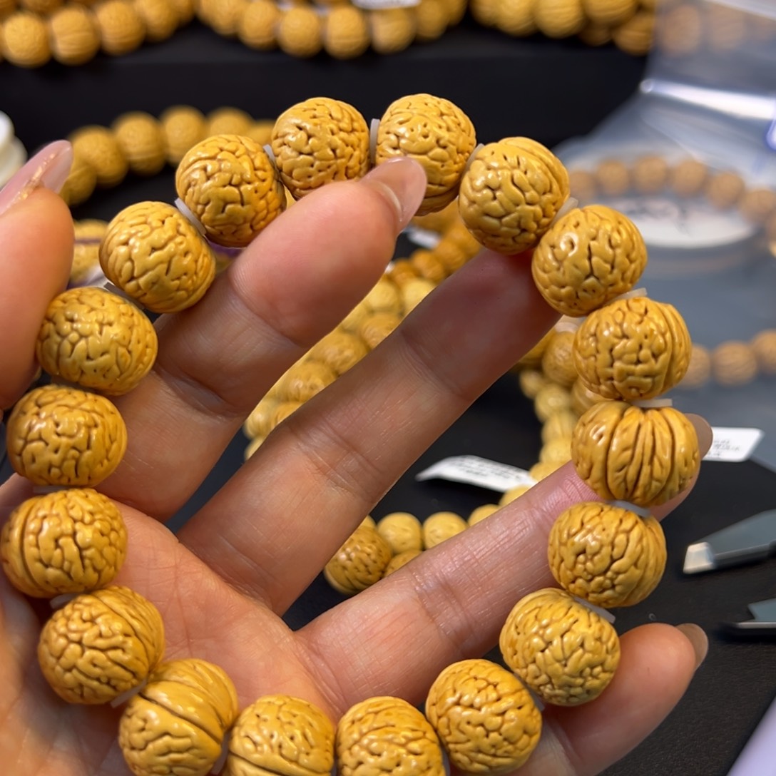 故***听桃核吊坠一物一图精品铁扇