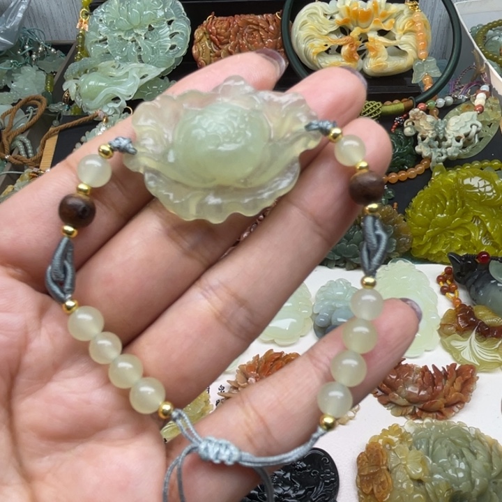 蛇纹石玉未镶嵌颈饰