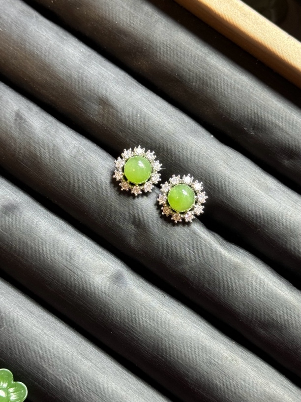 天然和田玉碧玉满天星设计款耳钉银针