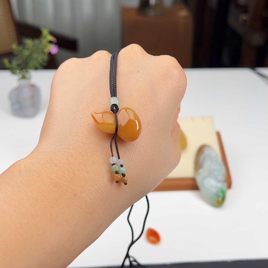 翡翠未镶嵌颈饰葫芦